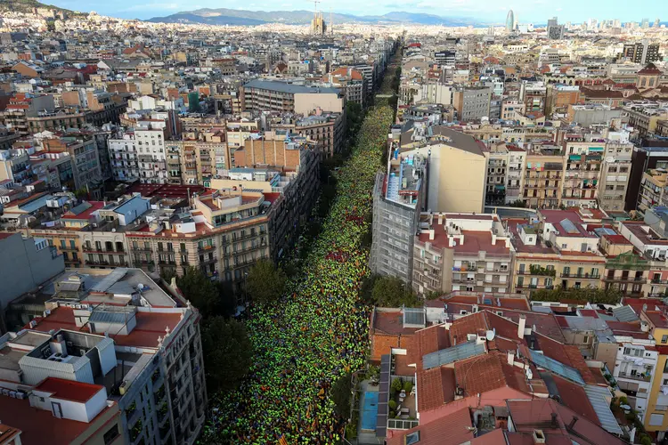 Catalunha: organizadores da manifestação asseguraram que os inscritos na mobilização deste ano chegam a meio milhão de pessoas (Albert Gea/Reuters)