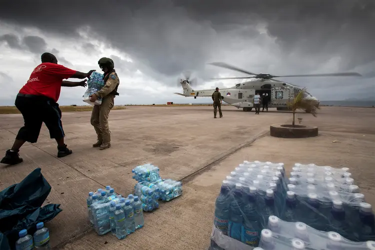 Militares distribuirão alimentos e ajudarão a retirar 10 mil habitantes que não partiram antes da tempestade (Netherlands Ministry of Defence/Reuters)