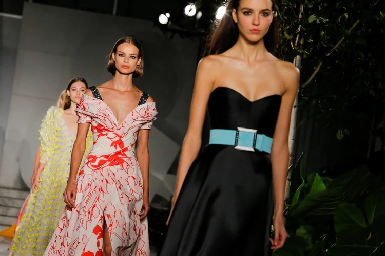 Carolina Herrera: estilista venezuelana recriou suas conhecidas listras e bolinhas usando combinações surpreendentes de cores (Eduardo Munoz/Reuters)