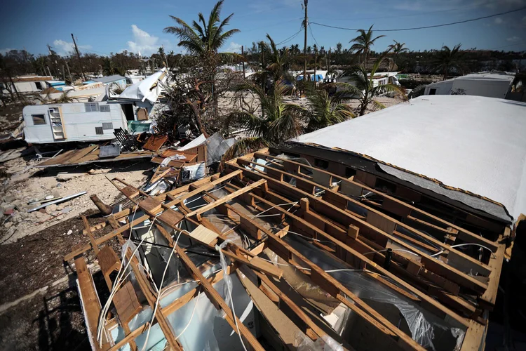 Após chegar a Flórida Keys, Irma se deslocou para o norte e impactou o litoral sudoeste da península da Flórida (Carlos Barria/Reuters)