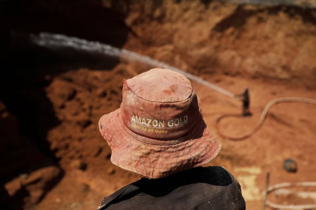 FOTOS: Garimpeiros buscam ouro em minas ilegais na Amazônia