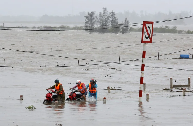 Vietnã: as chuvas torrenciais causaram inundações e aumentaram o nível dos rios e represas (Kham/Reuters)
