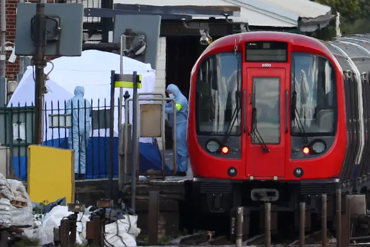 Perícia no vagão de trem onde ocorreu a explosão em Londres, dia 15/09/2017 (Hannah McKay/Reuters)