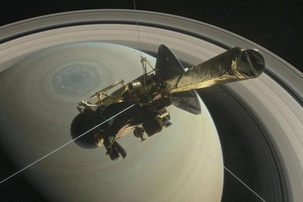 Sonda Cassini encerra missão e faz seu último mergulho em Saturno