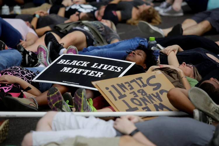 Protesto: com gritos de "Sem justiça não há paz", centenas de pessoas foram às ruas neste fim de semana (Joshua Lott/Reuters)