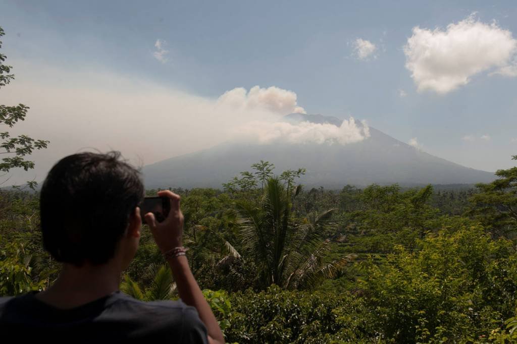 Milhares são removidos por vulcão em local turístico da Indonésia