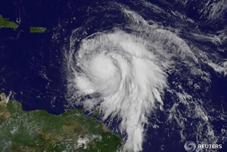 Furacão Maria: antes de Dominica, o olho do furacão passou a 50 km da costa norte de Martinica e deixou 33.000 casas sem energia elétrica (NASA/Projeto NOAA GOES/Divulgação/Reuters)