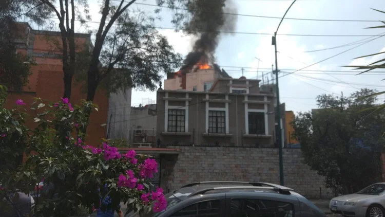 Prédio em chamas: alguns edifícios desabaram e carros ficaram esmagados por escombros (MIGUEL ANGEL QUISBERTH CORDERO/Reuters)