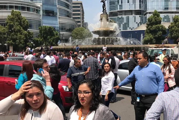 Pessoas reagem após terremoto que atingiu a Cidade do México, no México, dia 19/09/2017
 (Carlos Jasso/Reuters)