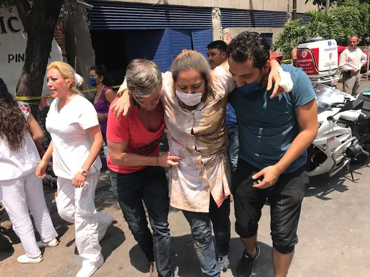 Pessoas feridas após forte terremotos na Cidade do México, dia 19/09/2017 (Carlos Jasso/Reuters)