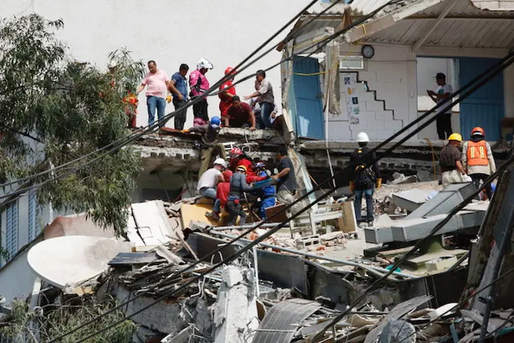 Terremoto: equipes de Chile, Colômbia, Espanha, Israel e Japão, entre outros países, chegaram ao México para colaborar nas tarefas de busca de sobreviventes (Carlos Jasso/Reuters)