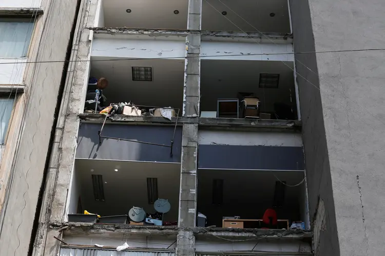 Terremoto: as equipes de resgate continuam tentado tirar os cidadãos presos sob os escombros (Claudia Daut/Reuters)