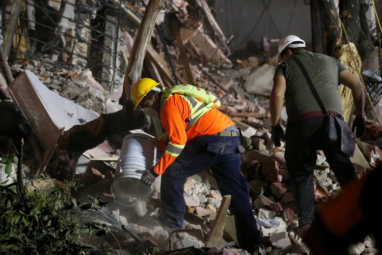Terremoto: as equipes de resgate seguem trabalhando nos prédios que desabaram por causa do tremor (Henry Romero/Reuters)