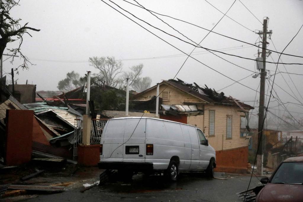 Mortos em Porto Rico por passagem de furacão chegam a 12
