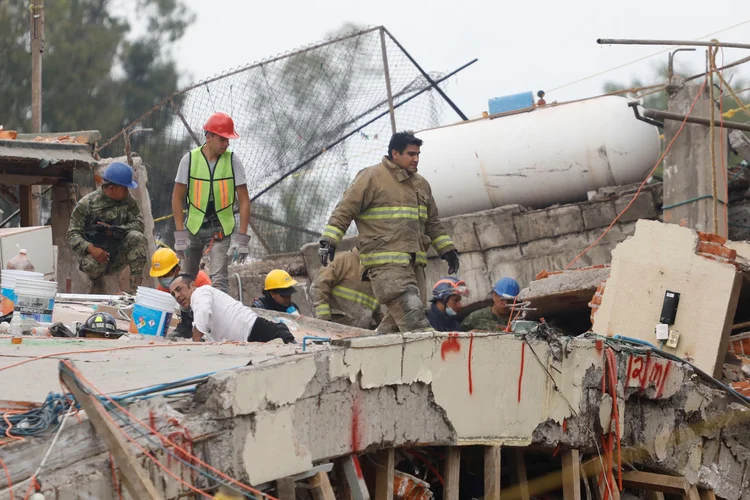 Terremoto no México: equipes de resgate conseguiram se comunicar com a menina soterrada, identificada apenas como Frida Sofia (Edgard Garrido/Reuters)