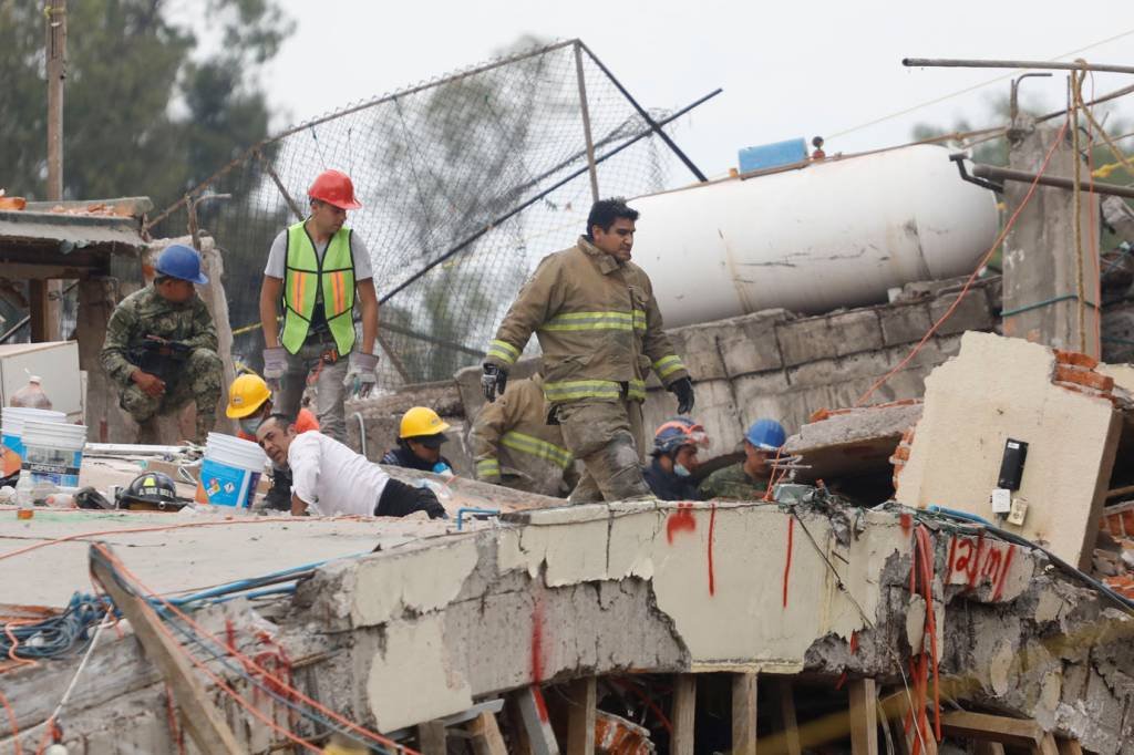 Equipes correm para salvar menina após terremoto no México