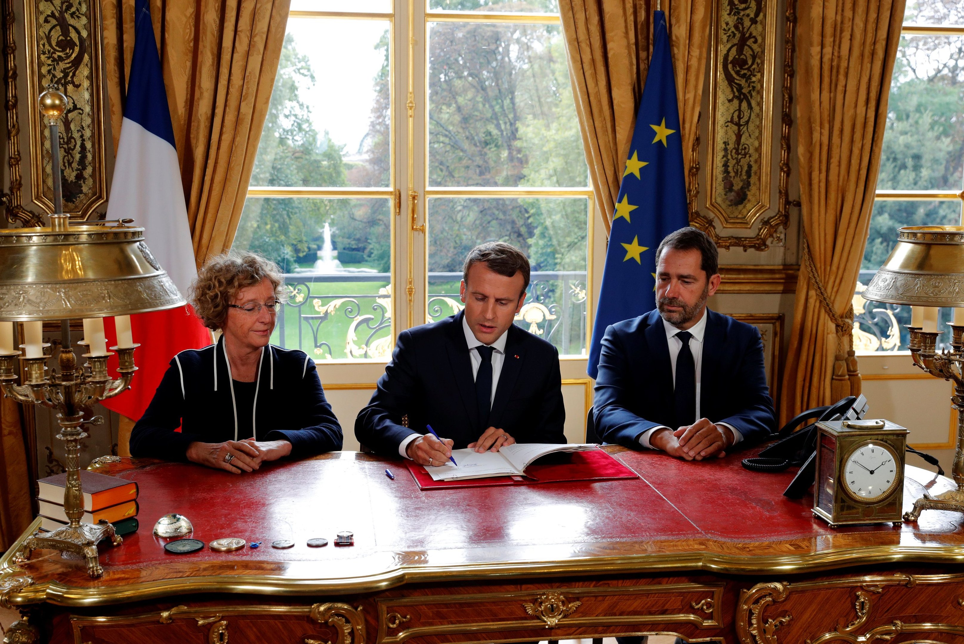 Macron aprova reforma trabalhista em meio a protestos