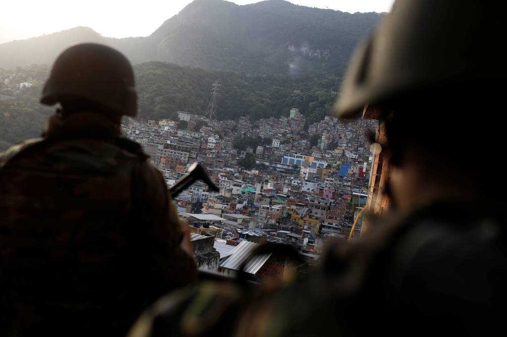 Helicóptero lança panfletos sobre a Rocinha pedindo denúncias