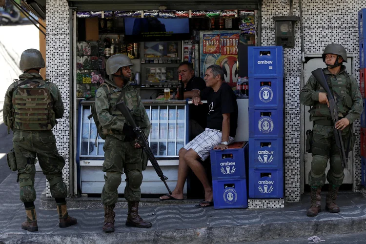 Rocinha: Bares e lanchonetes estão abertos e funcionários da Comlurb recolhem o lixo normalmente (Bruno Kelly/Reuters)