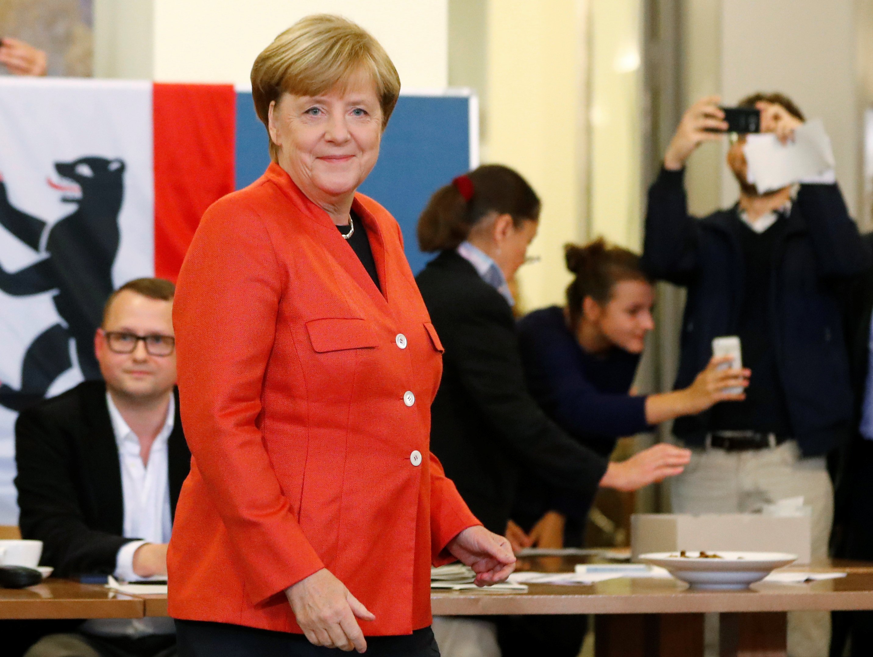 Angela Merkel vence eleição com 33,5% dos votos, diz boca de urna