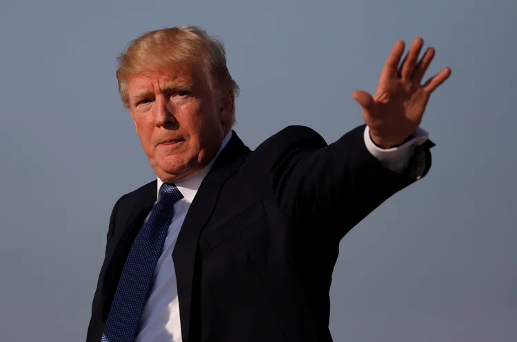 Donald Trump: a EPA deve declarar que a regra do governo anterior ultrapassa o permitido para uma lei federal (Aaron P. Bernstein/Reuters)