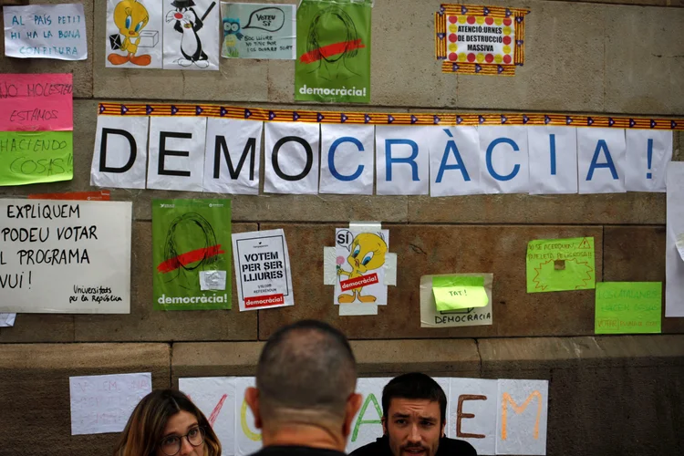 Referendo: a atuação da Guarda Civil acontece após uma ordem ditada por uma juíza do Superior Tribunal de Justiça da Catalunha (Jon Nazca/Reuters)