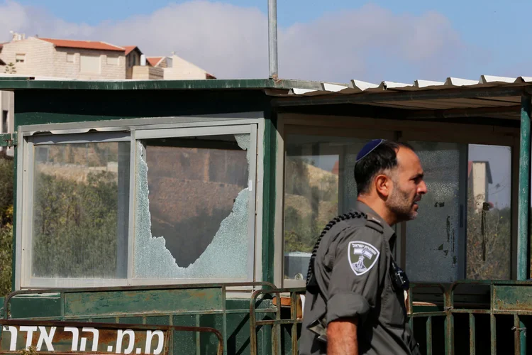 Agressor, que estava armado com um revólver, também deixou um quarto israelense gravemente ferido antes de ser morto a tiros (Ammar Awad/Reuters)