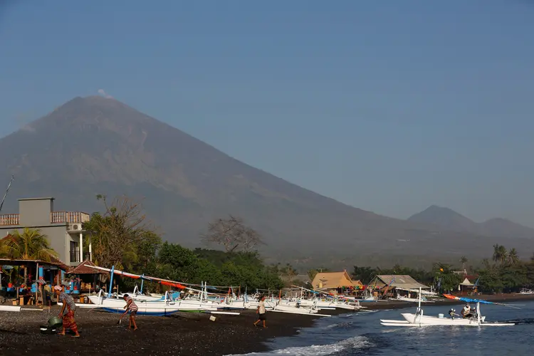 Agung: atividade sísmica e outros parâmetros analisados indicam que o vulcão entrou em uma fase crítica de erupção (Darren Whiteside/Reuters)