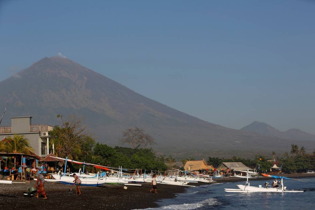 Vulcão Agung ameaça turismo da ilha indonésia de Bali