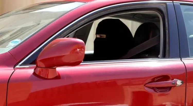 As mulheres começarão a dirigir pela primeira vez a partir de 24 de junho, depois que as autoridades do país ultraconservador retiraram o veto (Faisal Al Nasser/Reuters)
