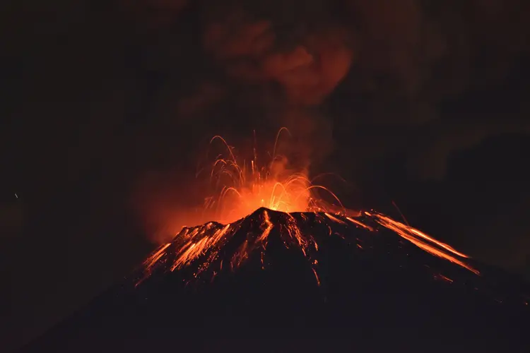 Vulcão no México: agências também detectaram a emissão de fragmentos incandescentes, que se precipitaram na cratera e a distâncias de até um quilômetro (Oswaldo Cantero/Reuters)