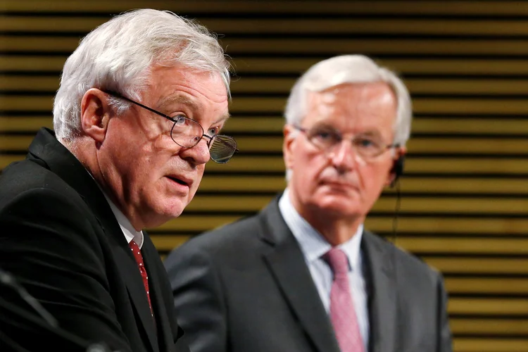 Secretário britânico para o Brexit, David Davis, e o negociador para o Brexit do União Europeia, Michel Barnier (Francois Lenoir/Reuters)