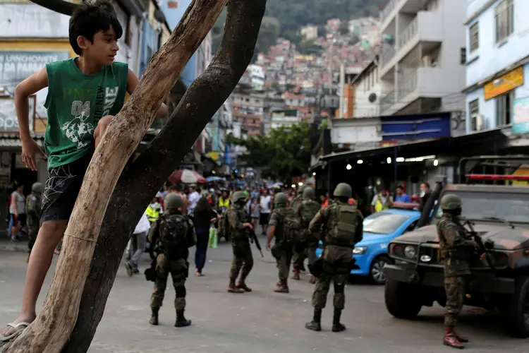 Rocinha: retirada das Forças Armadas começou na madrugada desta sexta-feira e será feita ao longo do dia (Bruno Kelly/Reuters)