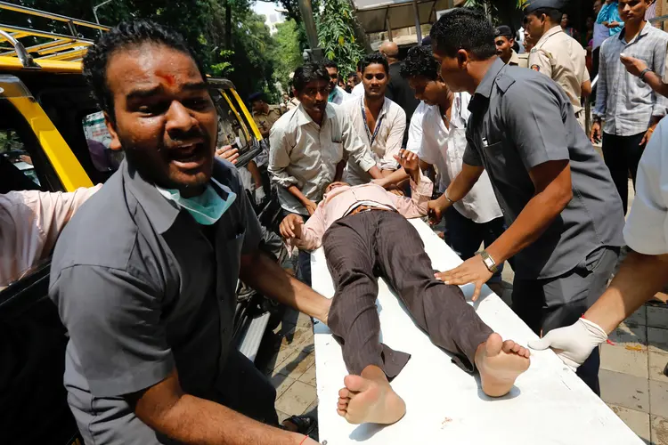 Tumulto em Mumbai aconteceu depois que a forte chuva surpreendeu os passageiros (Danish Siddiqui/Reuters)