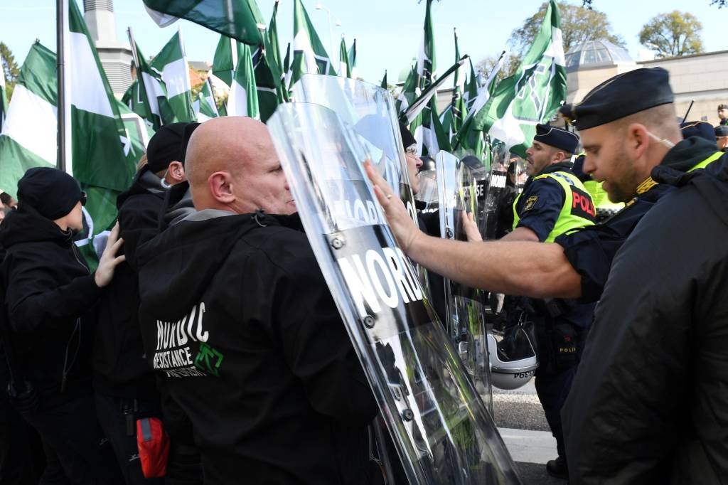 Dezenas de pessoas são presas em marcha neonazista na Suécia