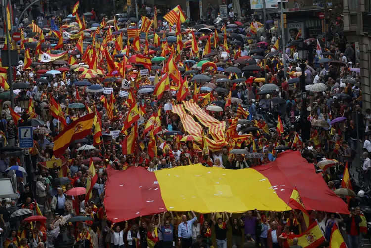 Milhares de manifestantes acenando com bandeiras da Espanha se reuniram em Barcelona neste sábado a favor da união espanhola. (Susana Vera/Reuters)