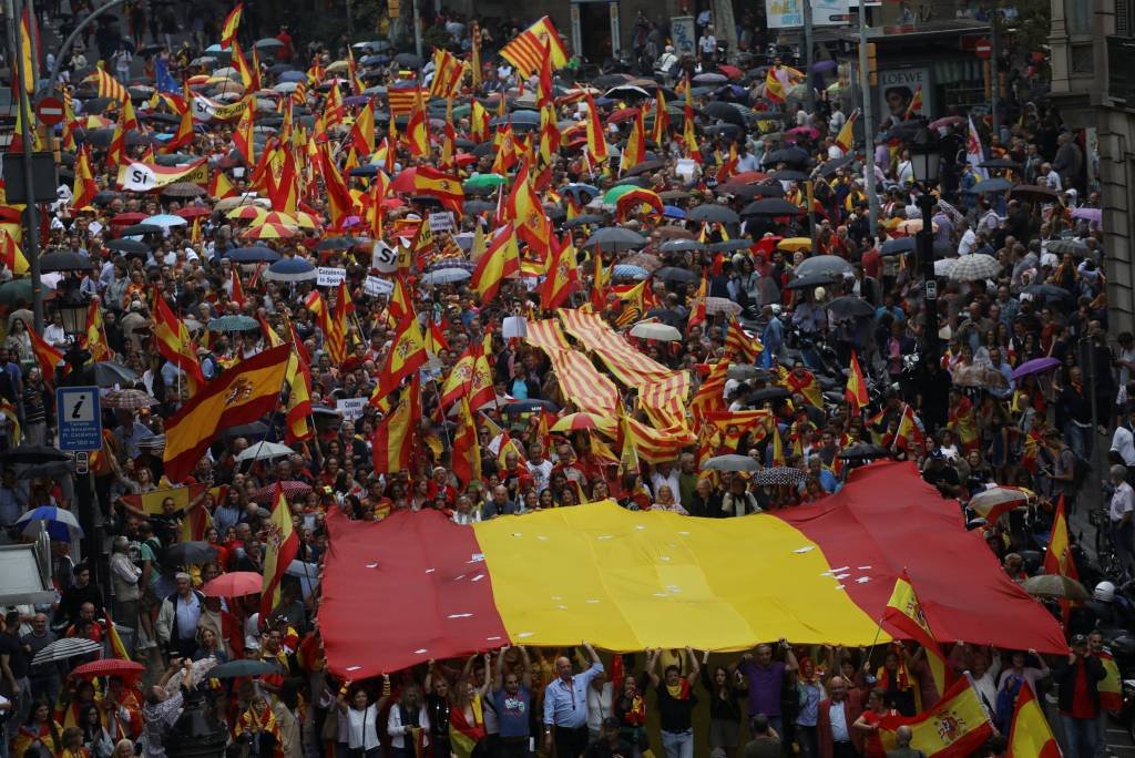 Milhares se manifestam na Espanha contra referendo da Catalunha