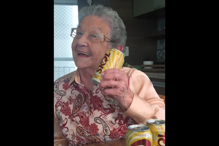 Palmirinha fez um vídeo com a Skol explicar a receita da cerveja vendida pela Ambev (Foto/Reprodução)