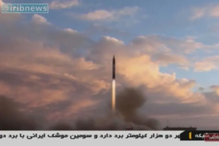 Irã anunciou no sábado que testou com sucesso um novo míssil com alcance de 2.000 km (IRIB TV/AFP)