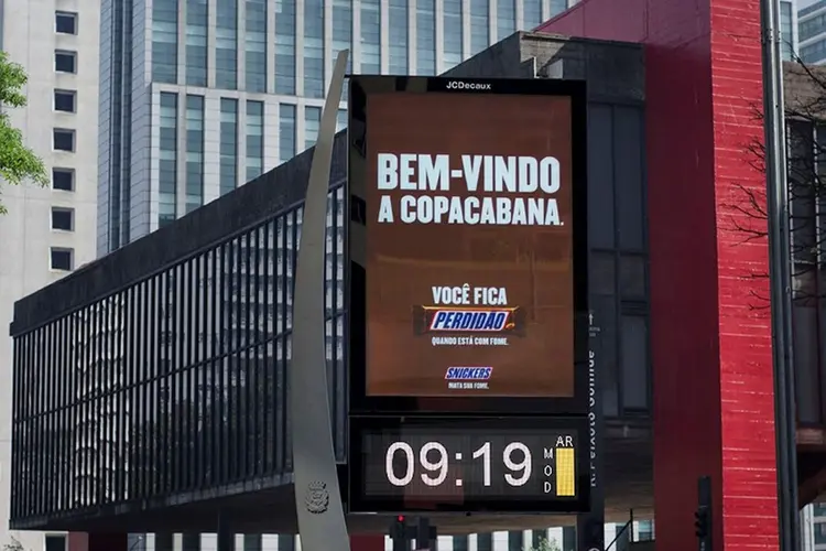 Publicidade: incongruência das campanhas de Snickers ganhou as ruas de São Paulo (Foto/Divulgação)