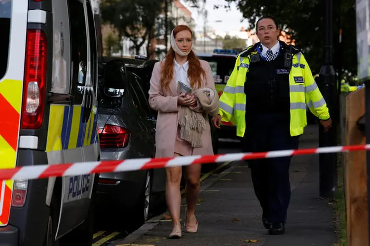 LONDRES: passageira ferida após explosão dentro do vagão de metrô (Luke MacGregor/Reuters)