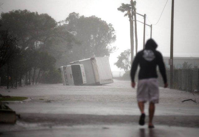 Apesar de fraca, passagem de Irma devasta Flórida