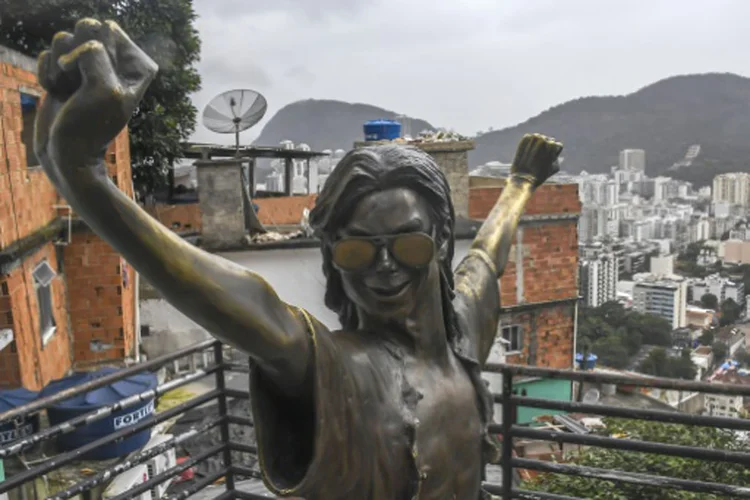 Estátua de Michael Jackson: há um mês sua estátua de bronze apareceu com um fuzil pendurado no pescoço (Apu Gomes/AFP)