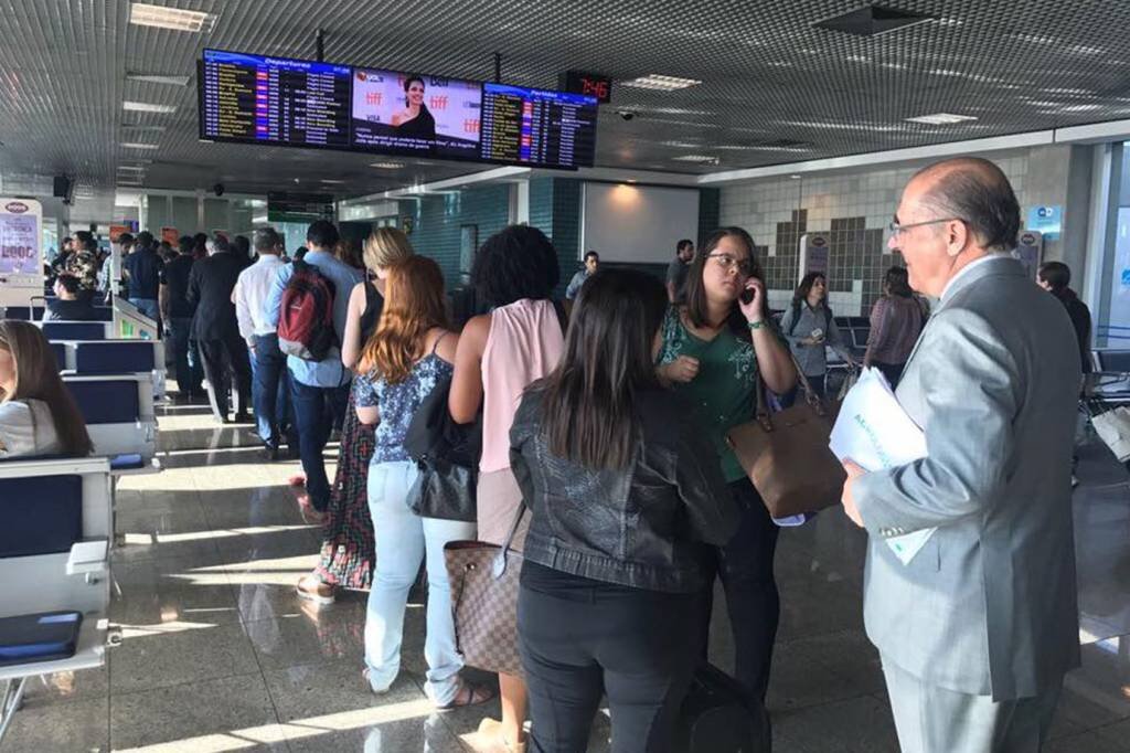 Sucesso nas redes sociais, foto no aeroporto irrita Alckmin