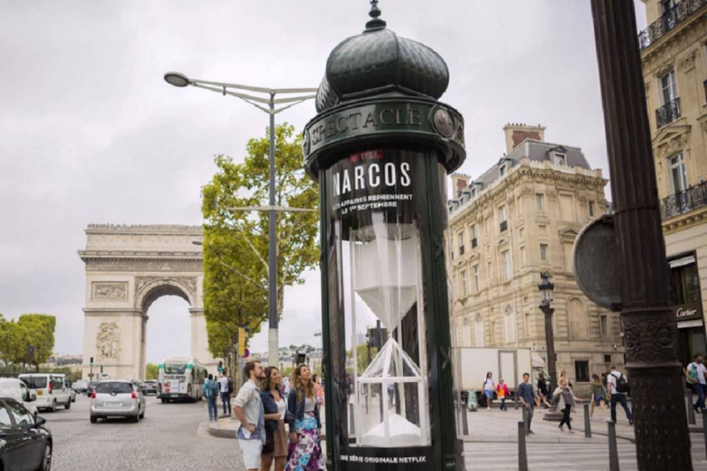 Ampulheta gigante de "cocaína" promove Narcos na França