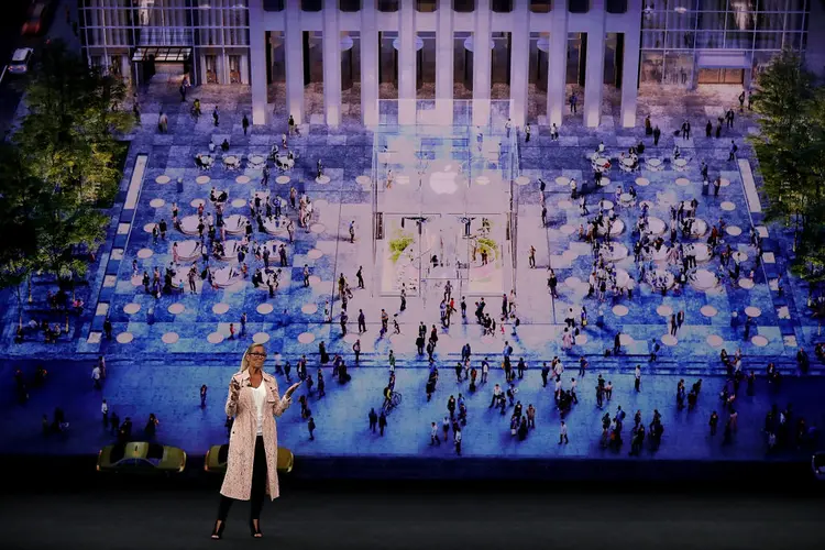 Sede da Apple em Cupertino: Angela Ahrendts, vice-presidente de varejo da Apple, apresenta o conceito de transformar as lojas em praças públicas (Justin Sullivan/Getty Images)
