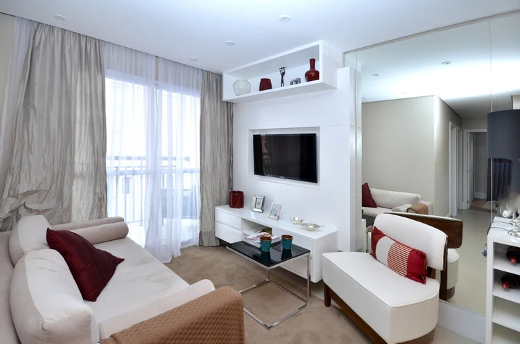 Para sala pequena, opte pela TV na parede ou em painel e um sofá confortável, mas não volumoso (Esser/Flickr)