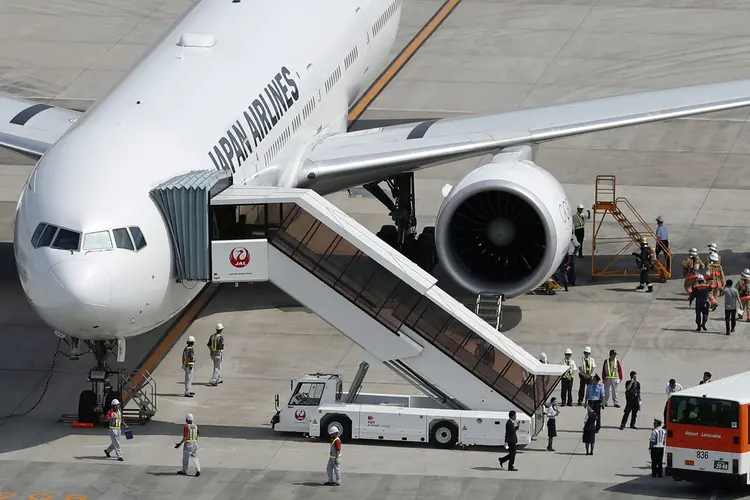 Pouso: o piloto jogou parte do combustível fora para reduzir o peso do avião antes de pousar (Kyodo/Reuters)