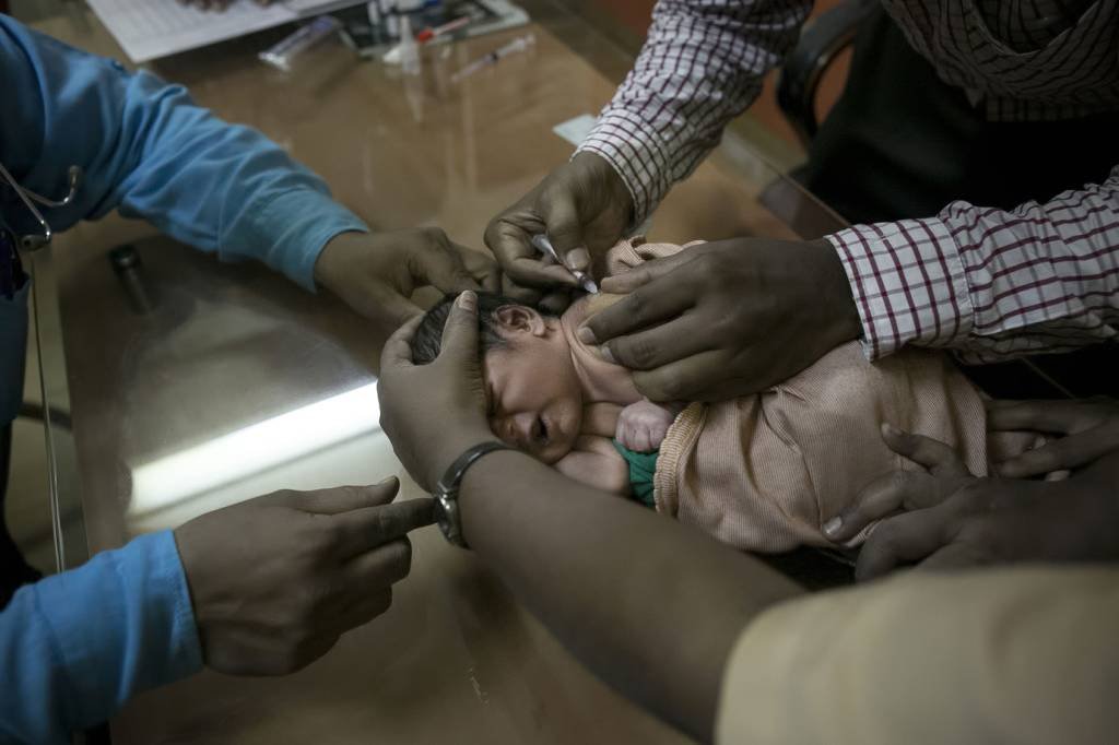 Autoridades apuram morte de quase 50 bebês em hospital na Índia