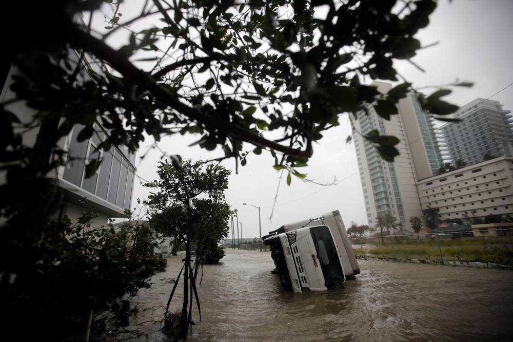 FURACÃO IRMA, NA FLÓRIDA: o hábito de acusar qualquer pessoa que diga ou faça alguma coisa do qual ela não goste de ter motivações sinistras é generalizado na direita / Carlos Barria/Reuters